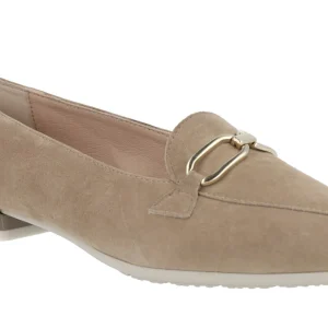 Mocasines de ante beige con adorno en la pala