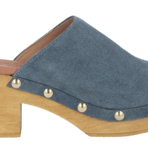 Zuecos lisos de serraje con detalle de tachas metálicas