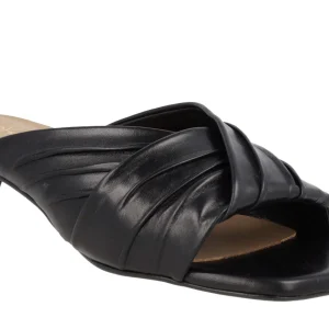 Mules de piel con pala fruncida y tacón bajo