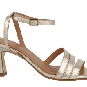 Sandalias doradas de piel con pulsera al tobillo