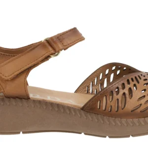 Sandalias de piel troqueladas con tira de velcro para mujer