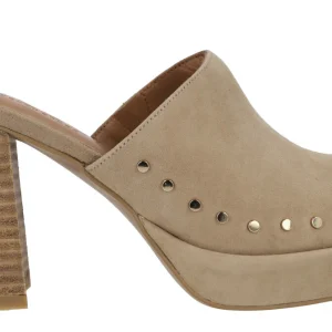 Zuecos de ante beige con remaches y tacón alto Pearl