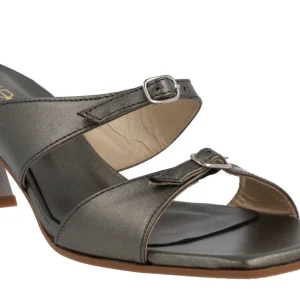 Sandalias Chanel estilo mule con dos tiras con hebillas