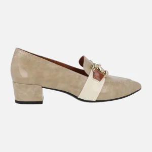 Mocasines de charol con tacón bajo y adorno metálico Allen