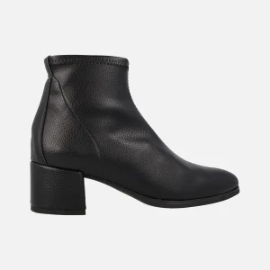 Botines negros elásticos textura piel con tacón bajo