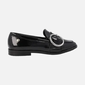 Mocasines negros de charol para mujer con hebilla circular