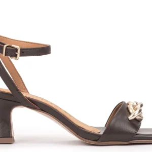 Sandalias de piel con adorno metálico y pulsera al tobillo