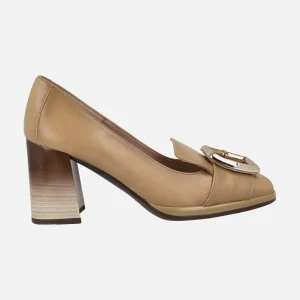 Zapatos de piel con copete y adorno metálico