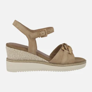 Sandalias de ante camel con detalle de cadena