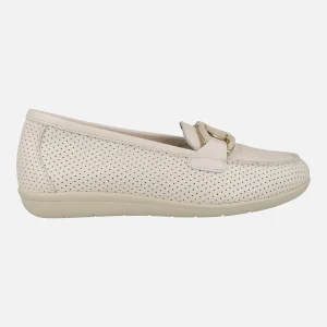 Mocasines confort de piel con picados en color beige