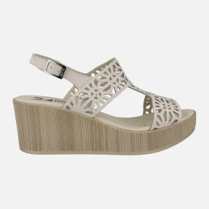 Sandalias beige con troquelados y detalles de strass