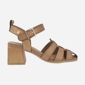 Sandalias de piel camel estilo cangrejeras con tacón