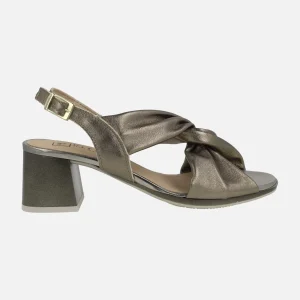 Sandalias de piel con nudo al empeine y tacones de 6 cms