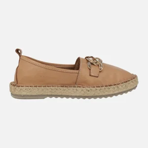 Alpargatas cerradas de piel con adorno de cadena