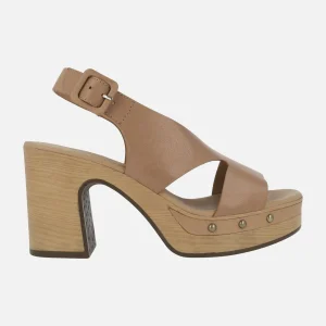 Sandalias de piel Cesena en color caramelo con detalle de tachas