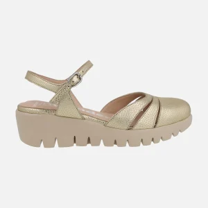 Sandalias con pulsera al tobillo en piel oro con piso FLY