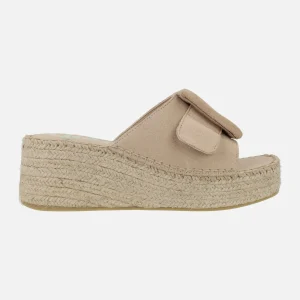 Pala de serraje beige con maxi hebilla y cuña de esparto