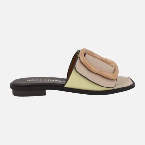 Sandalias planas con maxi hebilla en combinado beige y amarillo