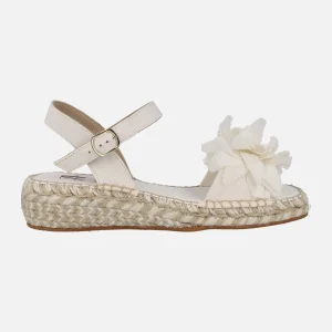 Alpargatas bajas de esparto con adorno de flor en la pala