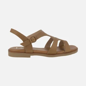Sandalias planas de piel en camel con cierre de hebilla