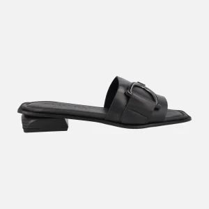 Palas de piel con adorno metálico y tacón bajo