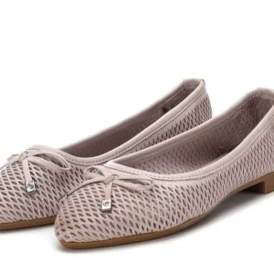 Bailarinas de piel con picados y adorno de lazo