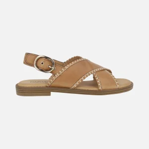 Sandalias en piel camel con tiras cruzadas y pespuntes