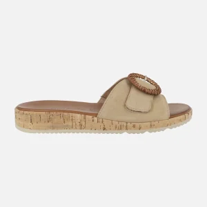 Sandalias en ante beige con hebilla circular efecto rafia