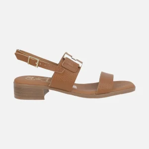 Sandalias de piel con adorno metálico y cierre de hebilla