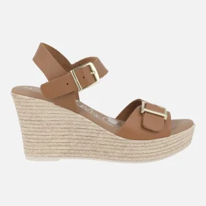 Sandalias de piel color cuero con cuña alta y hebillas