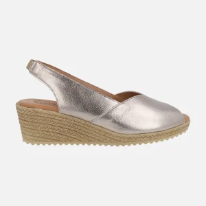 Zapatillas de piel destalonadas y abiertas de puntera con cuña media