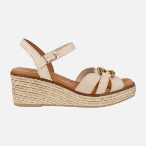 Sandalias de piel con cuña y adorno metálico