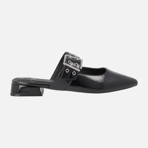 Zuecos de charol con tira al empeine ajustable con hebilla