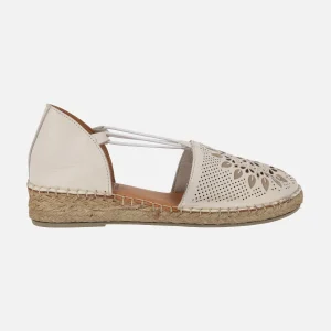 Zapatillas de esparto con dibujos troquelados en la pala y elásticos