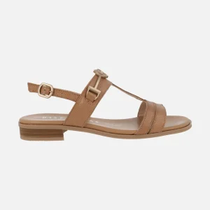 Sandalias bajas de piel con adorno metálico