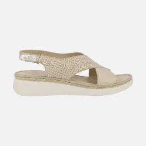 Sandalias en piel beige con efecto trenzado y tira al talón con velcro