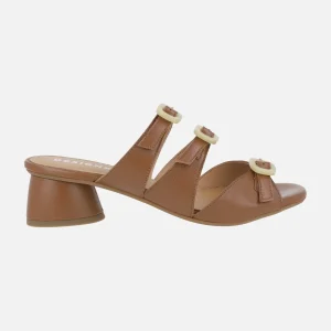 Sandalias de piel con tacón bajo  y adorno de tres hebillas