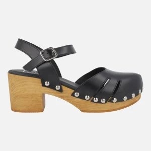 Zuecos de tacón con pulsera al tobillo y tachas