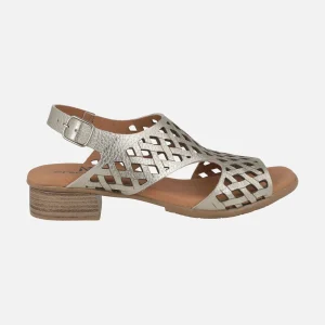 Sandalias de piel troqueladas con tacón bajo