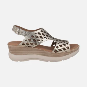 Sandalias de piel troqueladas con plataforma