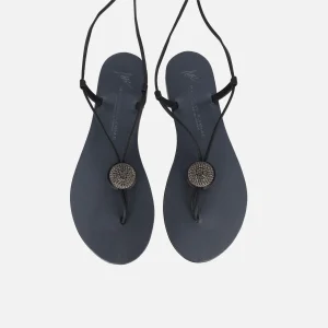 Sandalias planas con cintas y adorno de pedrería