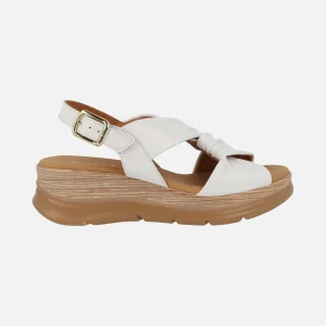 Sandalias de piel con tiras entrelazadas y cierre de hebilla