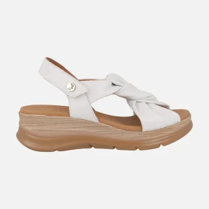 Sandalias de piel con detalle de nudo y cierre de velcro