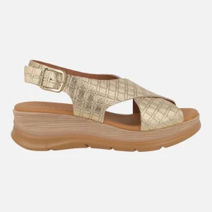 Sandalias doradas de piel grabada con tiras cruzadas y cierre de hebilla