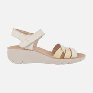 Sandalias confort de piel en beige y vainilla con cierre de velcro