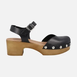 Zuecos de piel con pulsera al tobillo y tachas