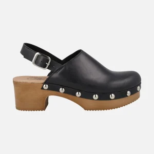 Zuecos de piel con tira ajustable al talón y tachas