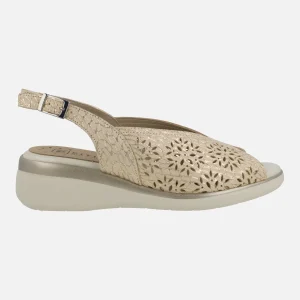 Sandalias de piel grabada beige con destellos oro y troquelados