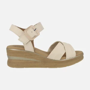 Sandalias de piel beige con tiras cruzadas y pulsera al tobillo
