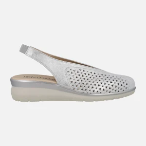 Zapatos confort destalonados en piel plata con detalle de troquelados